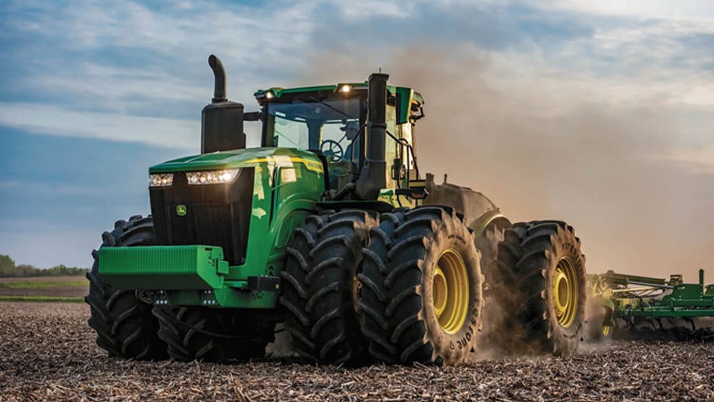 Tracteur de la série 9 tirant un semoir pneumatique